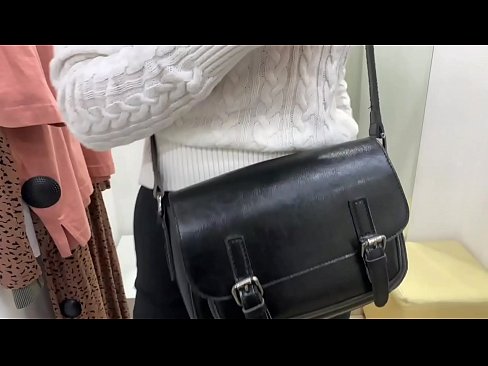 ❤️ Masturbasi umum tina jalang ngora FeralBerry sareng dildo di kamar pas ☑ porno super di urang