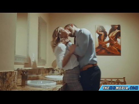 ❤️ Nalika pirang busty seduces anjeun dina restroom umum ☑ porno super di urang